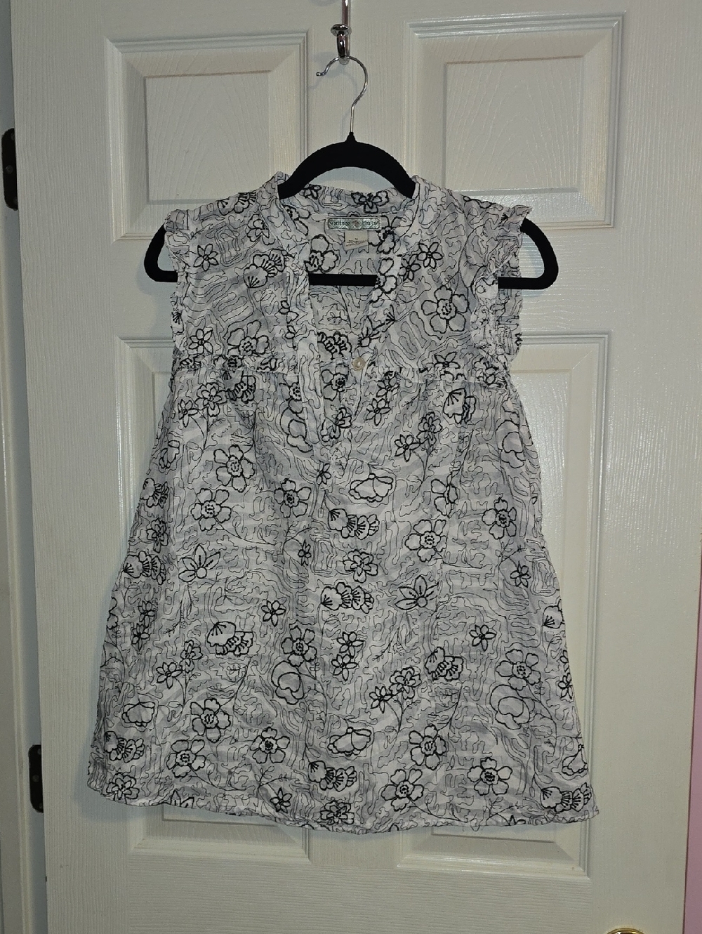 Vintage Suzie Black &‎ White Floral Button-Front Top